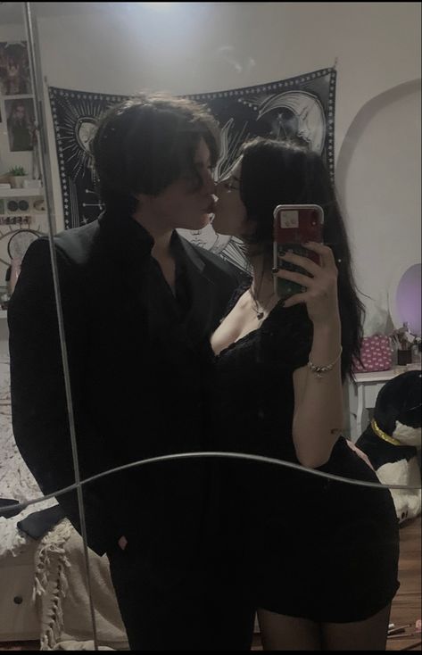 Vampire Couple Aesthetic, Goth Couple Aesthetic, Vampire Couple, Emo Couples, Grunge Couple, Goth Gf, Aesthetic Goth, Cute Goth, Romantic Goth