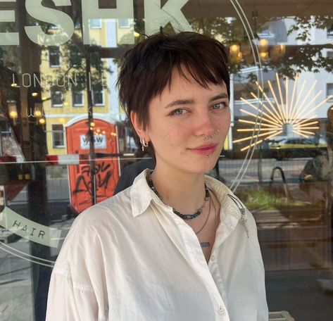 90s pixie haircut with wispy fringe at our Berlin hair salon in Moabit Short Straight Pixie Haircuts, 90s Crop Hair, Short Pixie Straight Hair, Fringe Pixie Haircut, 90s Pixie Cut Straight Hair, Middle Part Pixie Haircut, Berlin Haircut, Wispy Short Hair, 60s Pixie Haircut