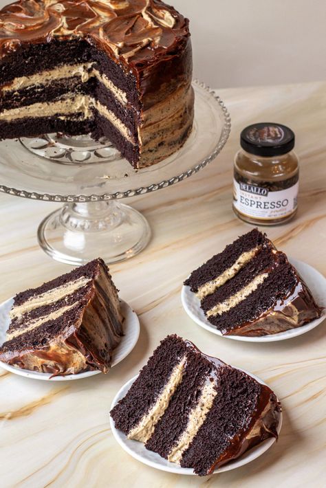 Espresso Cream Filling, Tiramisu Chocolate Cake, Chocolate Tiramisu Cake, Chocolate Lunchbox Cake, Chocolate Cake With Espresso, Brazilian Cake, Espresso Cake Recipe, Espresso Mascarpone, Espresso Ganache