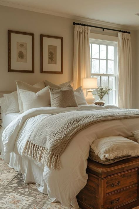 Traditional Country Bedroom, Cottage Spare Bedroom, Room Inspo Cozy Aesthetic, Minimalist Cottage Bedroom, Low Light Bedroom Paint Colors, Small Country Bedroom Ideas, Nancy Meyers Interiors Master Bedrooms, How To Make Apartment Cozy, Cottage Guest Bedroom Ideas