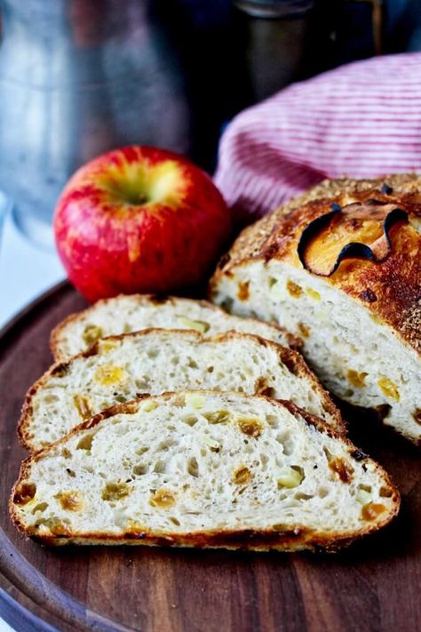 No knead apple bread Apple Bread Recipe, Apple Cinnamon Bread, Sweet Apples, Artisan Bread Recipes, Recipe Generator, Apple Chips, Apple Bread, Bread Baker, No Knead Bread