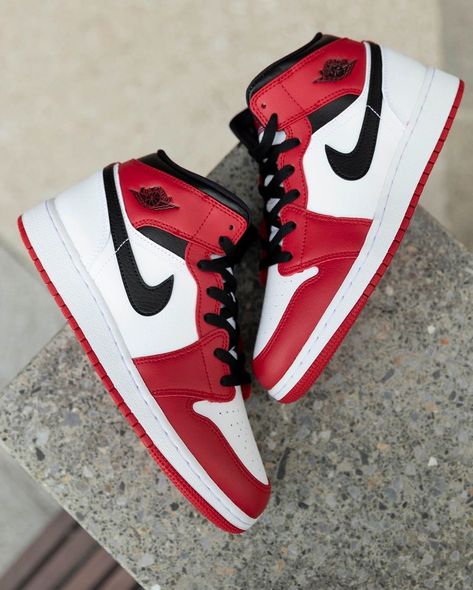 Nike Blazer Outfit, Air Jordan 1 Red, Air Jordan 1 Mid Chicago, Jordan 1 Mid Chicago, Jordans Outfit, Trends Shoes, Red Basketball Shoes, Outfit Nike, Nike Air Jordan Shoes