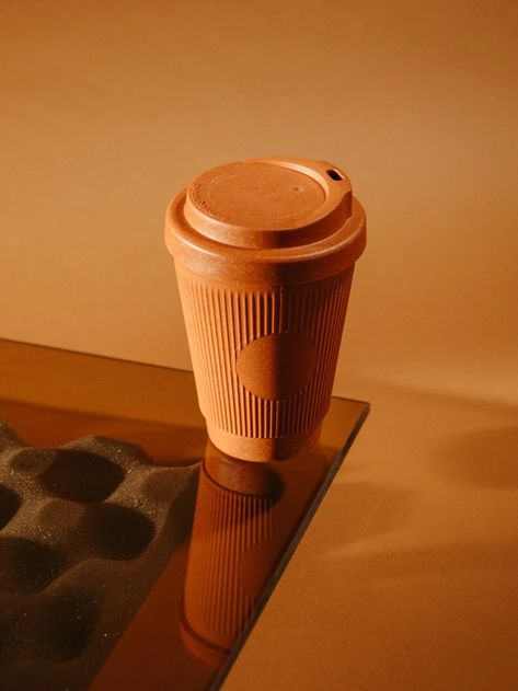 kaffeeform launches new mugs made from recycled beechwood fibers + coffee grounds Three Color Combinations, Coffee Aroma, Small Snacks, Wood Fiber, Product Shots, Disposable Cups, Natural Scents, Travel Tumbler, Caffeine Free