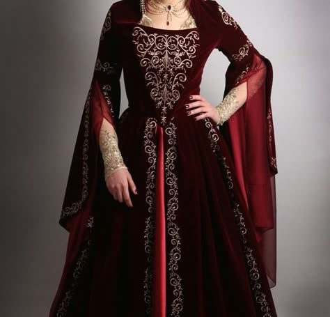 Queen Dress Royal Medieval, Medieval Dress Royal, Queen Dress Royal, Mideval Dress, Game Of Thrones Style, Red And Gold Dress, Game Of Thrones Dress, Old Fashion Dresses, Royal Dresses