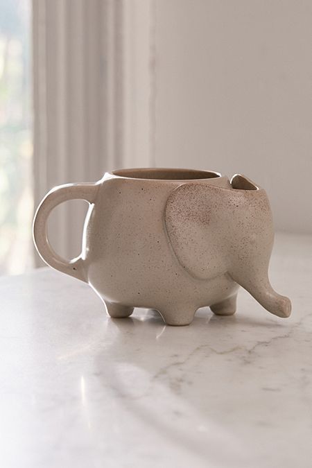 Golden Chalice, Elephant Mug, Glassware Drinking, Party Glasses, Sculptures Céramiques, Cerámica Ideas, Tanah Liat, Animal Mugs, Clay Mugs