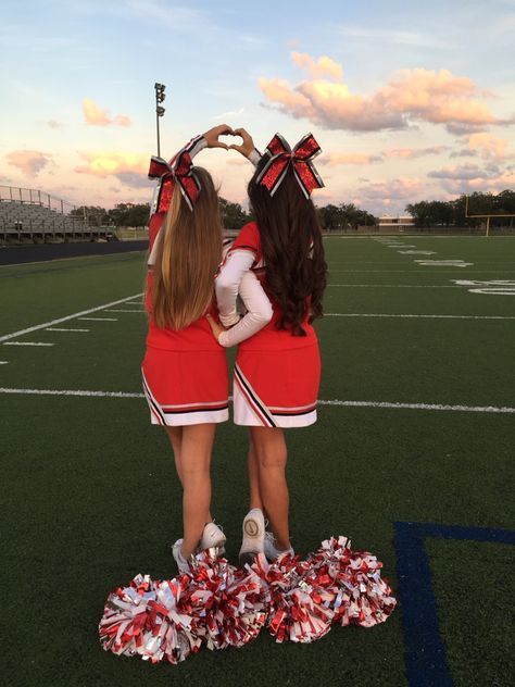 Cheerleader Best Friends, Two People Cheer Poses, Duo Cheer Pictures, Best Friend Cheer Pictures, Cheer Duo Pictures, Cheer Photoshoot Poses Duo, Duo Cheer Poses, Cheer Picture Poses Two People, Cheer Poses For Two