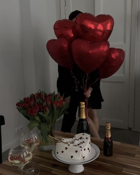 Valentine Gifts For Him, Valentines Day Aesthetic, Valentines Gift For Boyfriend, Valentines Date Ideas, Day Aesthetic, Valentines Couple, Valentines Day Couple, Room Ideas Aesthetic, Valentine Photo