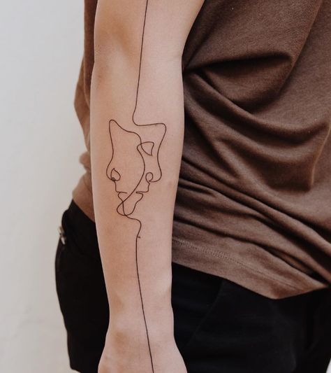 Picasso Tattoo Line, Single Line Face Tattoo, Tattoo One Line Minimalist, Single Line Tattoo Ideas, Two Faces Tattoo, 2 Faces Tattoo, Abstract Face Tattoo, Minimalist Line Tattoo, Two Face Tattoo