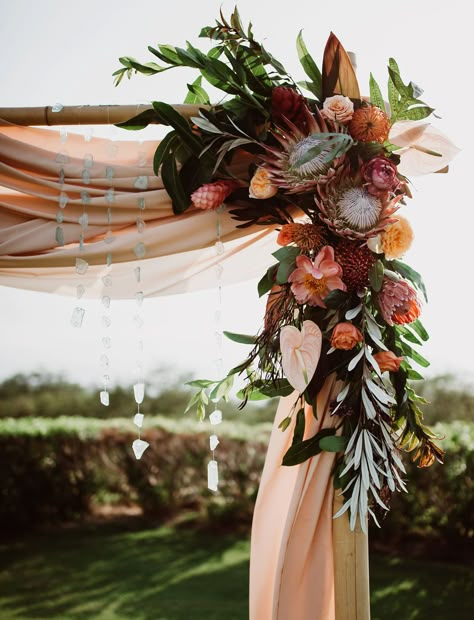 Neutral Maui Wedding Arch Maui Destination Wedding, Fall Wedding Arches, Orange Wedding Colors, Wedding Color Trends, Rustic Wedding Decorations, Reception Centerpieces, Maui Wedding, Maui Weddings, Hawaiian Wedding