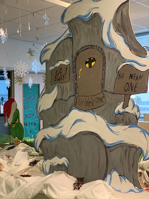 Grinch Town Decorations, Diy Grinch Lair, Grinch Who Stole Christmas Decorations, The Grinch Office Decor, Diy Mount Crumpit Grinch, Christmas Parade Float Ideas Diy Grinch, Grinch Lair Door, Whoville Town Scene, Mt Crumpit Grinch