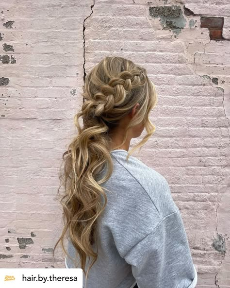 Looking for perfect bridesmaid hairstyles for your special day? Here are 21 of the most beautiful bridesmaid hair ideas in the world... Braided Low Ponytail, Natural Hair Updo Wedding, Prom Hair Up, Bridesmaid Hair Ideas, Bridemaids Hairstyles, Cute Prom Hairstyles, Simple Prom Hair, Bridesmaid Hair Makeup, Bridal Hair Updo