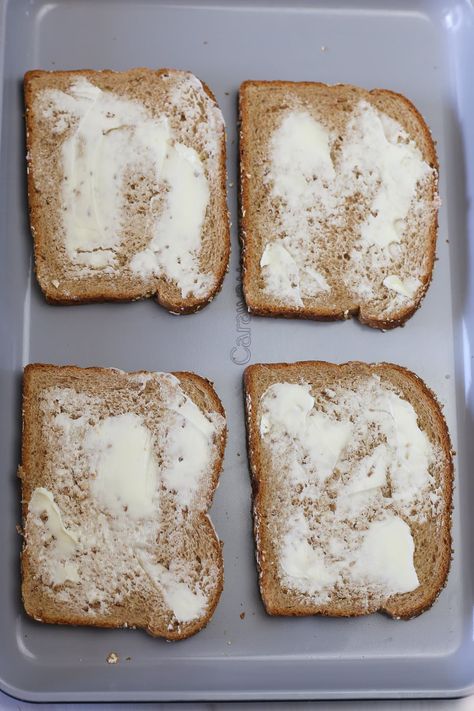 Four pieces of toast with softened butter spread out on them. Cinnamon Toast In Oven, Toast In Oven, Cinnamon Sugar Toast, Buttered Toast, Butter Cinnamon, Bread Soft, Toast In The Oven, Butter Spread, Cinnamon Toast