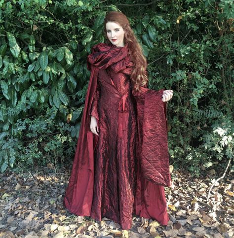 Daenerys Qarth, Melisandre Costume, Sorceress Costume, Cloak Dress, Red Cloak, Got Costumes, Game Of Thrones Cosplay, Game Of Thrones Costumes, Black And Silver Dress