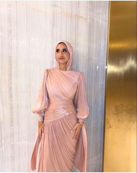 Pink Dress For Hijab, Hijab Bridesmaids, Pink Dress Hijab, Hijab Graduation Outfit, Hijabi Dresses Soiree, Dress For Hijab, Soirée Dresses, Hijab Soiree, Hijabi Dresses