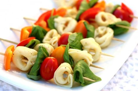 Pasta Salad Skewers, Salad Skewers, Tortellini Salad, Salad Pasta, Party Appetizers Easy, Summer Pasta Salad, Think Food, Snacks Für Party, On A Stick