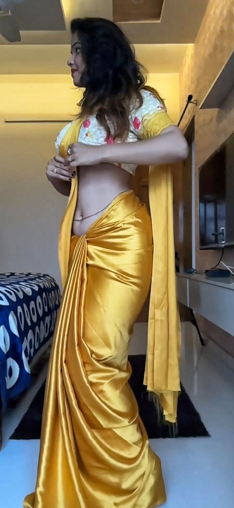 Formal Dresses For Men, Saree Navel, Indian Photoshoot, Satin Saree, Hot Women Dress, Stylish Sarees, Beautiful Smile Women, Indian Beauty Saree, Art Galleries