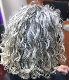 Thick, wavy, curly natural grey hair. I love the colour and texture of her hair. Minimalisticky Chic, Grey Hair Over 50, Grey Curly Hair, Gorgeous Gray Hair, Grey Hair Inspiration, Beautiful Gray Hair, Natural Gray Hair, Gray Hair Highlights, Long Gray Hair