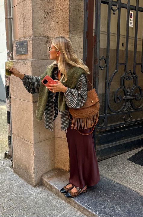 Fall Outfits 2024 Boho, Fall Italy Aesthetic, Boho Chic Autumn Outfit, October Work Outfits, Lisbon October Outfits, October In Italy Outfits, Lisbon Fall Outfits, Lisbon Outfit Fall, Boho Style Fall Outfits