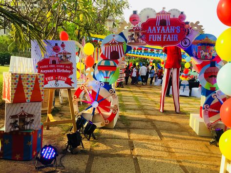 Entrance ideas for Carnival Carnival Theme Entrance, Canopy Decor, Elementary Graduation, Carnival Baby Showers, Carousel Birthday Parties, Carnival Design, Carnival Parties, Zoo Birthday Party, Fair Theme