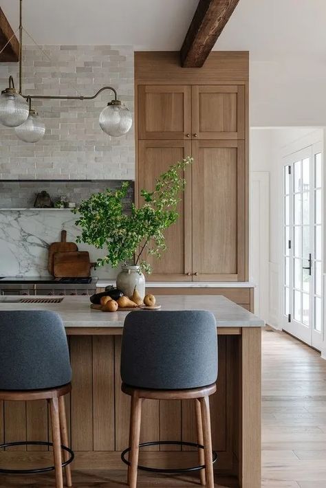 Kitchen Design Light Wood Cabinets, Modern Country Style Kitchen, Two Tone Wood Kitchen Cabinets, Desk In Kitchen, Modern Organic Kitchen, Modern Classic Kitchen, Organic Modern Kitchen, Modern Cape, Kitchen Cabinet Inspiration