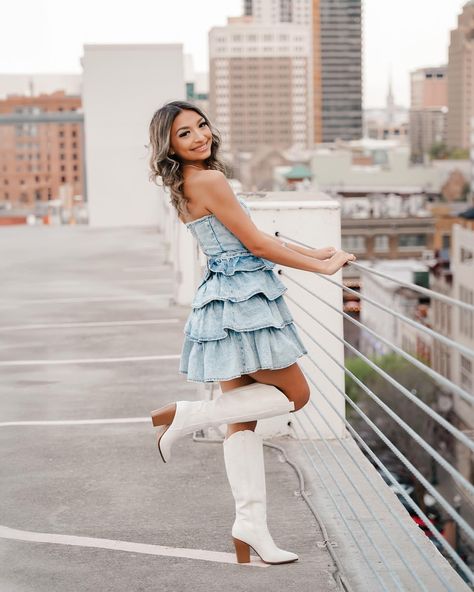 Boutique Photoshoot Poses, City Photoshoot Poses, City Photography Poses, Senior Pictures City Photoshoot Ideas, Rooftop Senior Pictures, Senior Pictures In The City, Senior Pictures City, City Senior Picture Ideas, Senior Picture Ideas City