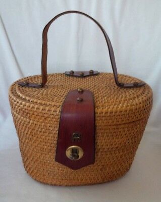 Inside is fully lined with an open slip pocket. 1960s Handbags, Vintage Exercise, Basket Handbag, Old Wicker, Historic Fashion, Large Makeup Bag, Vintage Memory, Straw Bags, Etienne Aigner