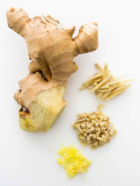 How to easily peel, slice, julienne, chop, mince, and grate ginger root. #howto #ginger Fennel Tea, Zingiber Officinale, Digestive Juice, Ginger Oil, Candied Ginger, Ginger Recipes, Fast Metabolism, Ginger Tea, Holistic Nutrition