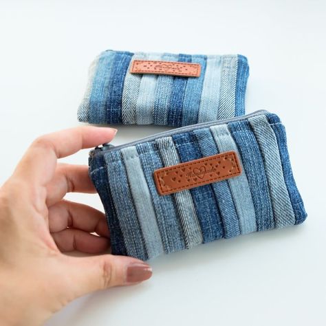 SisterQuilt | DIY old jeans recycle coin purse | Essy Sewing | Instagram Jeans Pouch Diy, Jean Pouch, Diy Jean Purse, Jeans Pouch, Jean Pocket Purse, Sewing Instagram, Old Jeans Recycle, Jeans Recycle, Diy Old Jeans