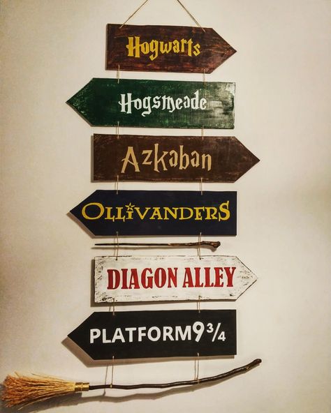 Harry Potter Aesthetic Room Decor Diy, Harry Potter Room Deco, Welcome To Hogwarts Sign, Harry Potter Party Signs, Harry Potter Decorations Room, Harry Potter Room Ideas Diy, Harry Potter Gift Ideas Diy, Harry Potter Room Decor Diy, Harry Potter Decorations Diy