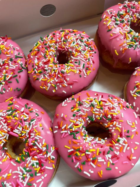 Pink Party Foods, Donuts Aesthetic, Pink Snacks, Pink Doughnuts, Pink Sweets, Chocolate Glazed Donuts, Sprinkle Donut, Yummy Ice Cream, Pink Donuts