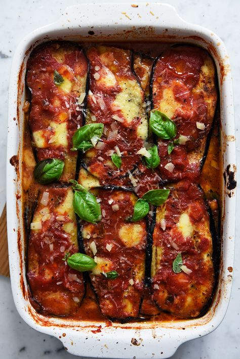 Think of lasagna, replace the pasta sheets with slices of fried eggplant and you have a Parmigiana di Melanzane. It took me many years to finally eat this very frugal, very simple and very delicious Italian home cooking gem and it took me even longer to finally give it a go in my own kitchen. … Melanzane Parmigiana Recipes, Fried Eggplant, Soul Kitchen, Italian Home, James Beard, Eggplant Recipes, Food And Travel, Italian Cooking, Italian Dishes