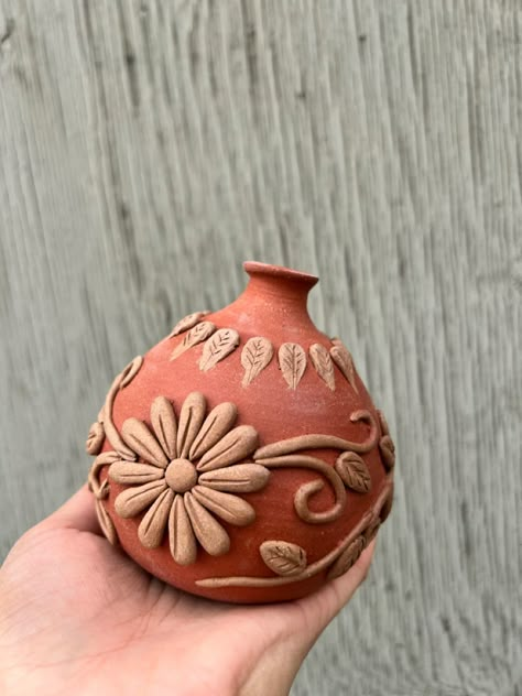 Mexican Air Dry Clay Ideas, Traditional Mexican Pottery, Mexican Ceramic Art, Talavera Pottery Diy, Guatemalan Pottery, Mexican Ceramics Pottery, Mexican Pottery Designs, Mexican Vases, Mexican Pottery Decor