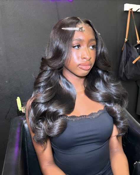 Wig Hair Colors, Maternity Shoot Hair, Middle Part With Layers, Krimped Hairstyles, Hair For Birthday, Sew In Middle Part, Birthday Plans Ideas, Middle Part Quick Weave, Black Hairstyle Ideas