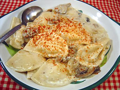 Weight Watchers Pierogies With Creamy Mushroom and Sherry Sauce from Food.com: This is one of my all time favorite WW recipes. I serve it to company all of the time, and no one ever guesses its low fat! I have used ravioli instead of pierogies and have added ham for variation. Recipe as written is 5 points. Sherry Sauce Recipe, Pierogi Sauce, Sherry Sauce, Pierogi Recipe, White Sauce Recipes, Sauce Hollandaise, Chimichurri Sauce, Creamy Mushrooms, Mushroom Sauce