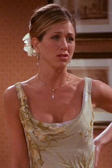 Rachel Green's Best Fashion Moments from Friends | TV Guide 90s Jewelry Trends, Rachel Green Friends, Rachel Green Style, Rachel Green Outfits, 90s Earrings, Jennifer Aniston Hair, 90s Jewelry, Jenifer Aniston, Earrings Cross