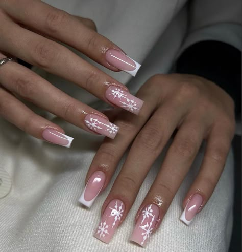 Ombre Xmas Nails, Pink Winter Nails Square, Gel X Holiday Nails, Christmas Nails Acrylic Snowflake, Coffin Nails Christmas Designs, Christmas Acrylic Nails French Tips, Christmas Nail Designs Red And White, Birthday December Nails, Square Nail Designs Christmas