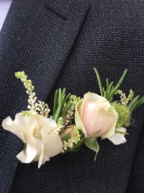 Boutineer Ideas Pocket, Boutineer Ideas, Pocket Boutonniere, Boutonniere Ideas, Marina Wedding, Florist Ideas, Boutonnieres Prom, Pocket Square Wedding, Minimalist Wedding Decor