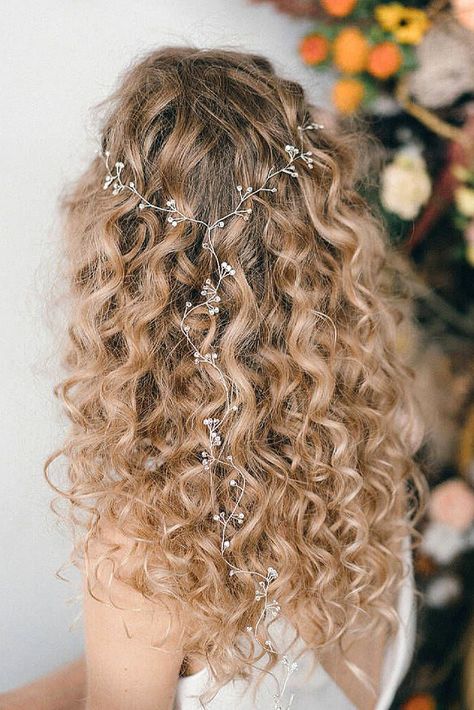 That bridal hairdo looks absolutely gorgeous for brides with natural curls. I’m inspired by this style for wedding day photos. Keep it to your bridal board. Wedding Hair Naturally Curly, Natural Curls Wedding Hair, Naturally Curly Bridal Hair, Wedding Curls, Curly Bridal Hair, Style For Wedding, Bridal Hairdo, Wedding Day Photos, Violet Hair