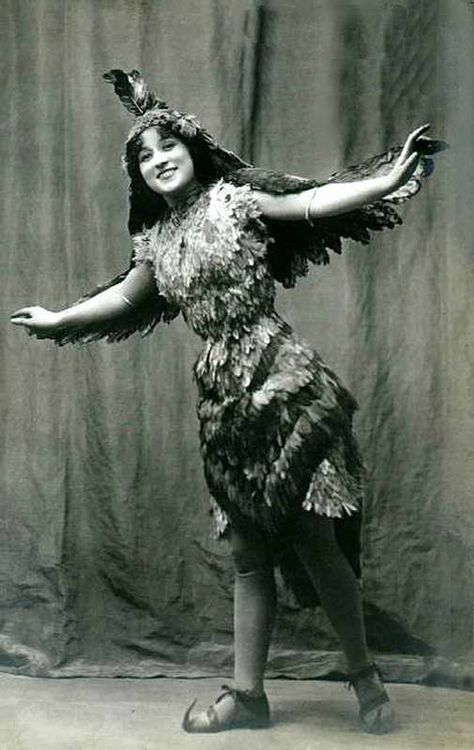 Vintage Showgirl Vintage Circus Costume, Victorian Fancy Dress, Bird Lady, Funny Dresses, Bird Costume, Fairy Festival, Vintage Halloween Costume, Circus Costume, Masquerade Costumes