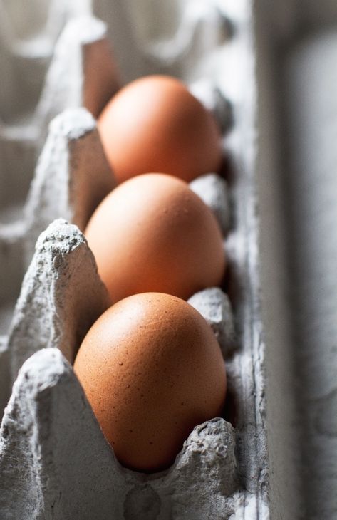 Roasted Red Pepper Baked Egg Galettes - So flavorful and perfect for brunch! #eggs #brunch #breakfast #galettes | Littlespicejar.com Cheese Scrambled Eggs, Healthy Food Photography, Poached Egg Recipe, Scrambled Eggs With Cheese, Pinch Of Yum, Egg Photo, Brunch Places, General Mills, Brown Eggs