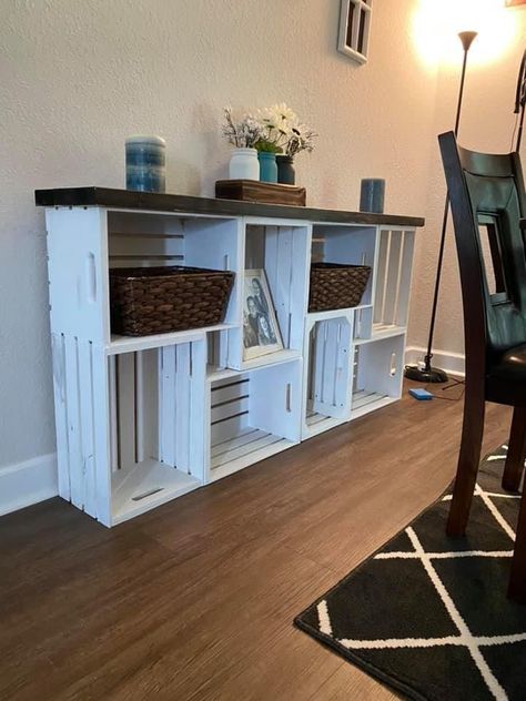 Crate Home Decor Ideas, Crate Entertainment Center Diy, Wooden Crate Side Table, Crate Shelf Diy, Wooden Milk Crate Ideas, Crate Ideas Diy Home Decor, Crate Bookshelf Diy, Apartment Decorating On A Budget Boho, Home Decor Ideas For Kitchen