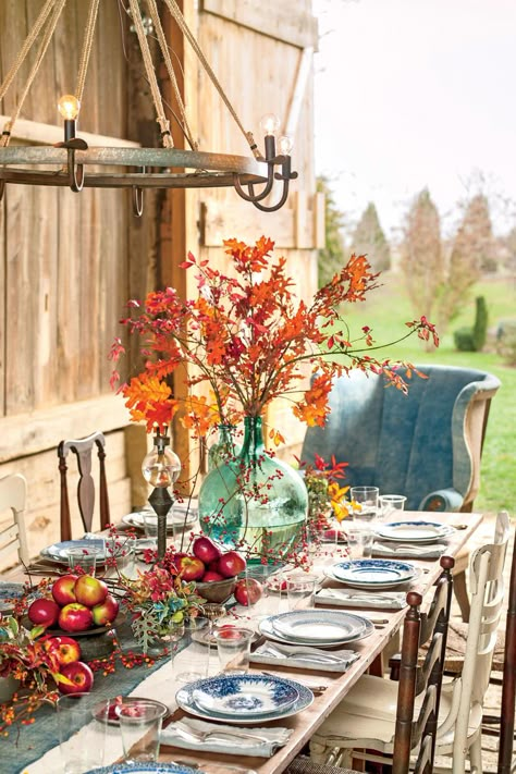 68 Fall Table Decor Ideas That Will Be the Hit of Your Party Autumn Centerpieces, Thanksgiving Decorations Outdoor, Rosh Hashanah Table, Outdoor Thanksgiving, Thanksgiving Decor Ideas, Fall Dinner Party, Fall Table Centerpieces, Autumn Dining, Harvest Party