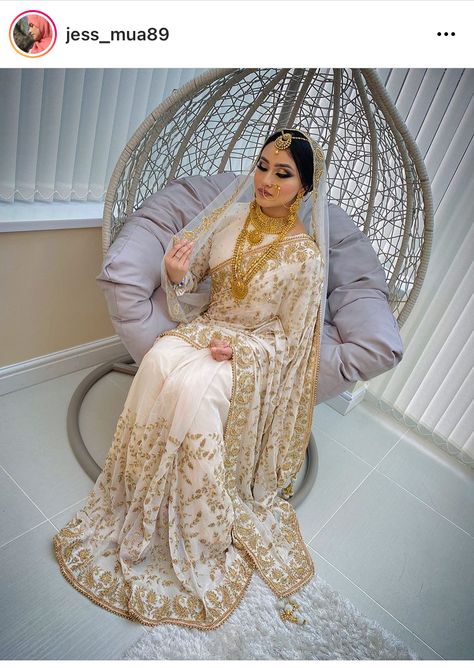 White Saree With Hijab, Lehenga Nikkah, Gold Pakistani Bridal Dress, Nikkah Inspiration, Bengali Wedding Dress, White And Gold Saree, Bridal Fits, Saree With Hijab, Nikkah Ideas