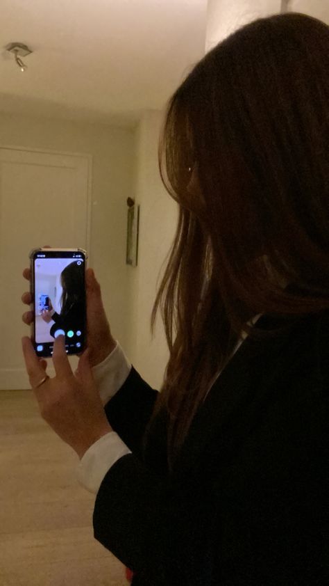 Brown Long Hair Aesthetic, Front Camera Mirror Selfie, Mirror Selfie Women, Selfie Front Camera, Camera Mirror Selfie, Long Hair Aesthetic, Brown Long Hair, Woman In Suit