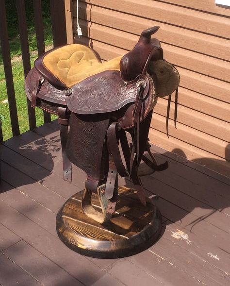 DIY Horse Saddle Bar Stool Horse Saddle Stool, Diy Saddle Stool, Saddle Stools Diy, Horse Saddle Upcycle, Saddle Bar Stools Diy, Saddle Barstools, Saddle Repair, Saddle Seat Bar Stool, Diy Bar Stools