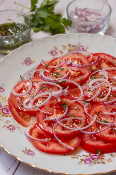 Spanish tomato salad - Ensalada de tomate - Discover Spain Today Spanish Tomato Salad, Marinated Tomato Salad, Spanish Soup, Tapas Dishes, Watermelon Gazpacho, Spanish Tapas, Summer Salad Recipes, Ripe Tomatoes, Spanish Food