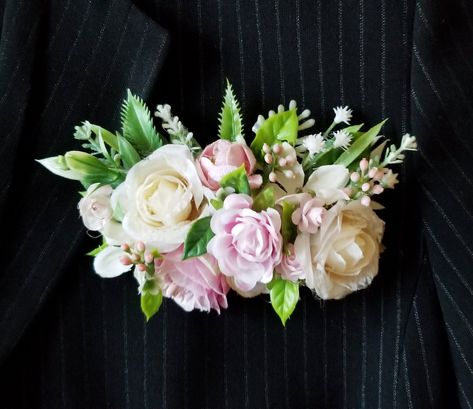 Rose pocket square boutonniere,  Blush and cream pocket boutonniere Pink Pocket Boutonniere, Pocket Square Flowers, Pocket Boutonniere, Blue Corsage, Pink Pocket Square, Flower Shop Design, Rose Boutonniere, Corsage Prom, Groom Boutonniere