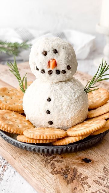 Charcuterie Board Snowman, Boursin Cheese Ball Snowman, Boursin Cheese Snowman, Boursin Snowman Cheeseball, Boursin Cheese Board, Christmas Entree Ideas Appetizers, Boursin Snowman, Boursin Charcuterie Board, Snowman Appetizers