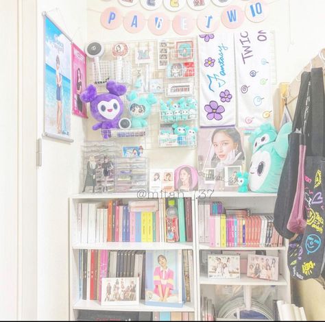 Twice Bedroom, Twice Shelf, Twice Room, Kpop Shelf Ideas, Kpop Display, Albums Shelf, Kpop Collection Aesthetic, Kpop Albums Shelf, Album Shelf