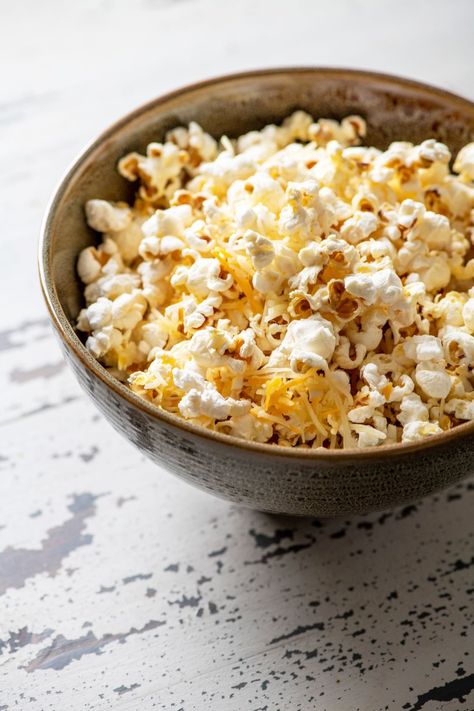 Cheddar Popcorn Recipe, Savory Snack Recipes, Seasoned Pretzels, Cheese Popcorn, Cheddar Popcorn, Popcorn Recipe, Cheese Straws, Flavored Popcorn, Gourmet Popcorn